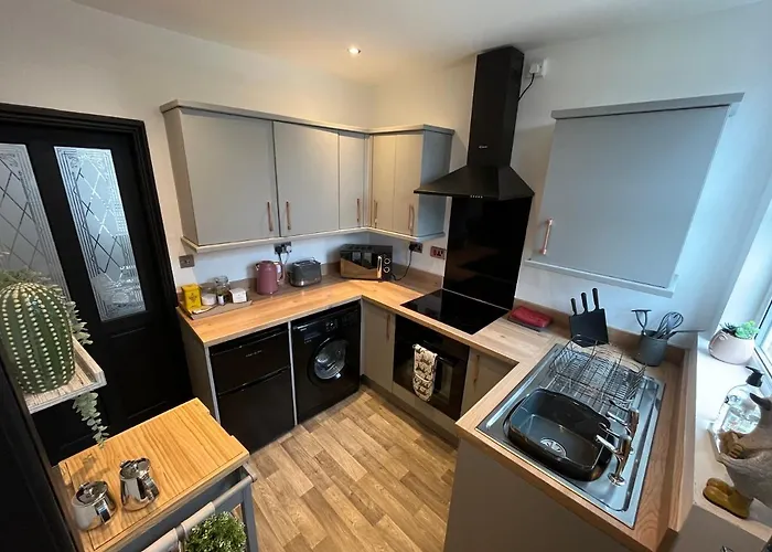 Contemporary & Chic Inner Terrace 5 Mins From Barnsley Town Centre