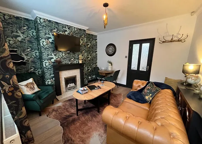 Contemporary & Chic Inner Terrace 5 Mins From Barnsley Town Centre