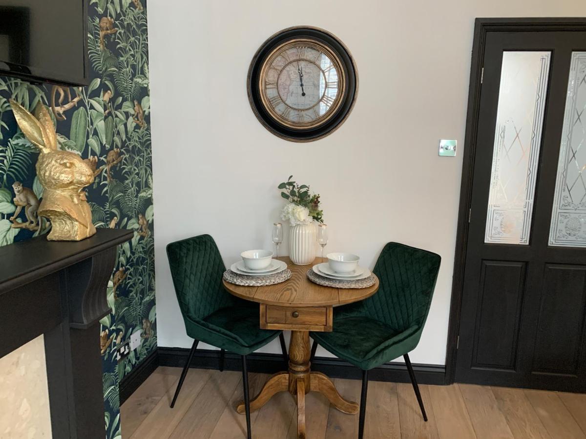 Contemporary & Chic Inner Terrace 5 Mins From Town Centre * Barnsley