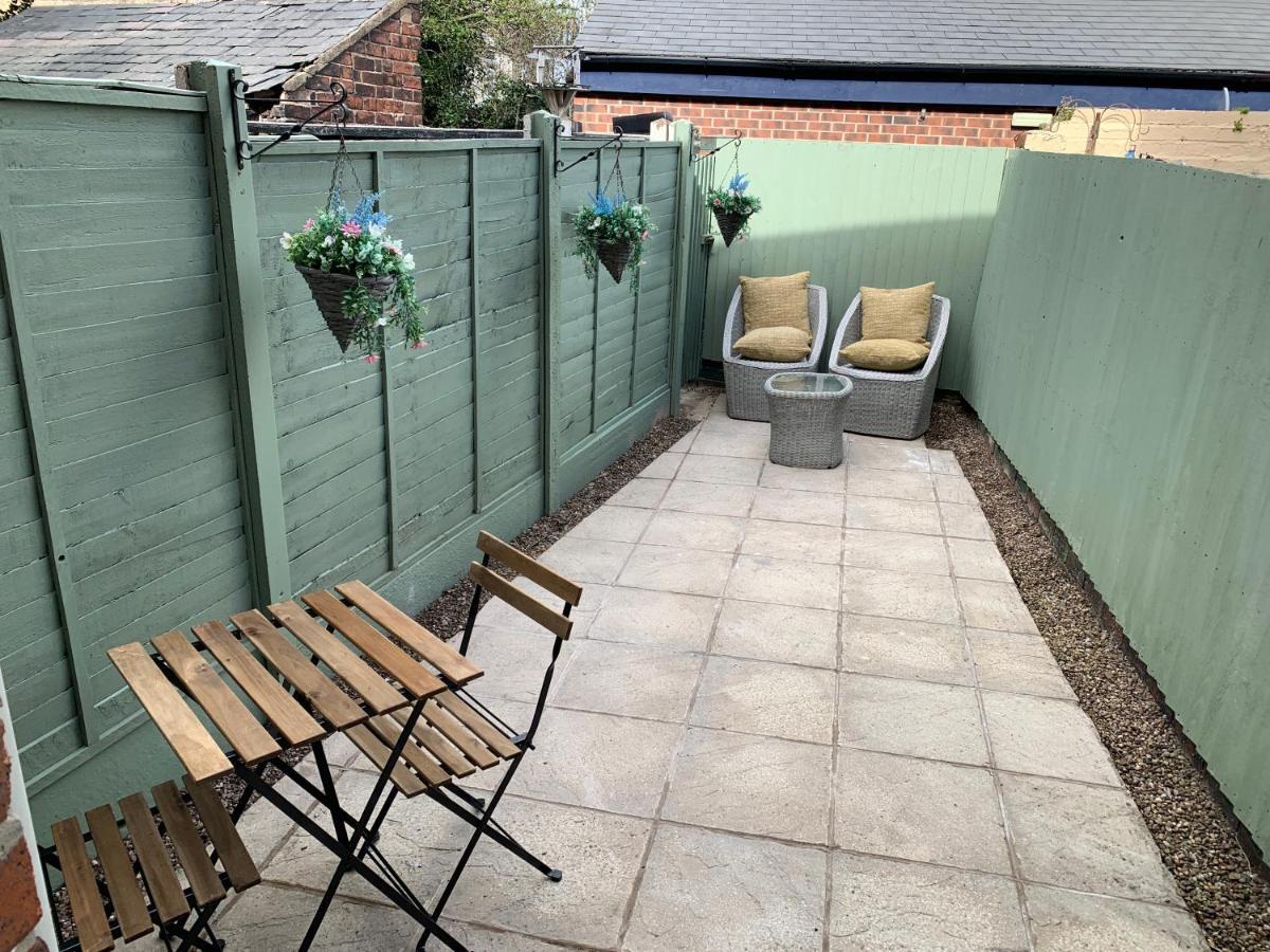 Contemporary & Chic Inner Terrace 5 Mins From Town Centre Holiday home Barnsley