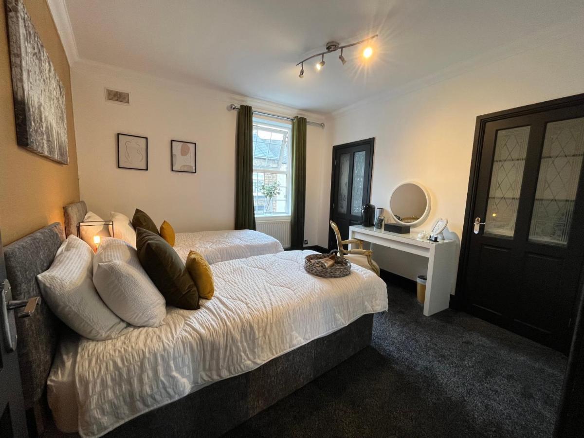 Contemporary & Chic Inner Terrace 5 Mins From Town Centre