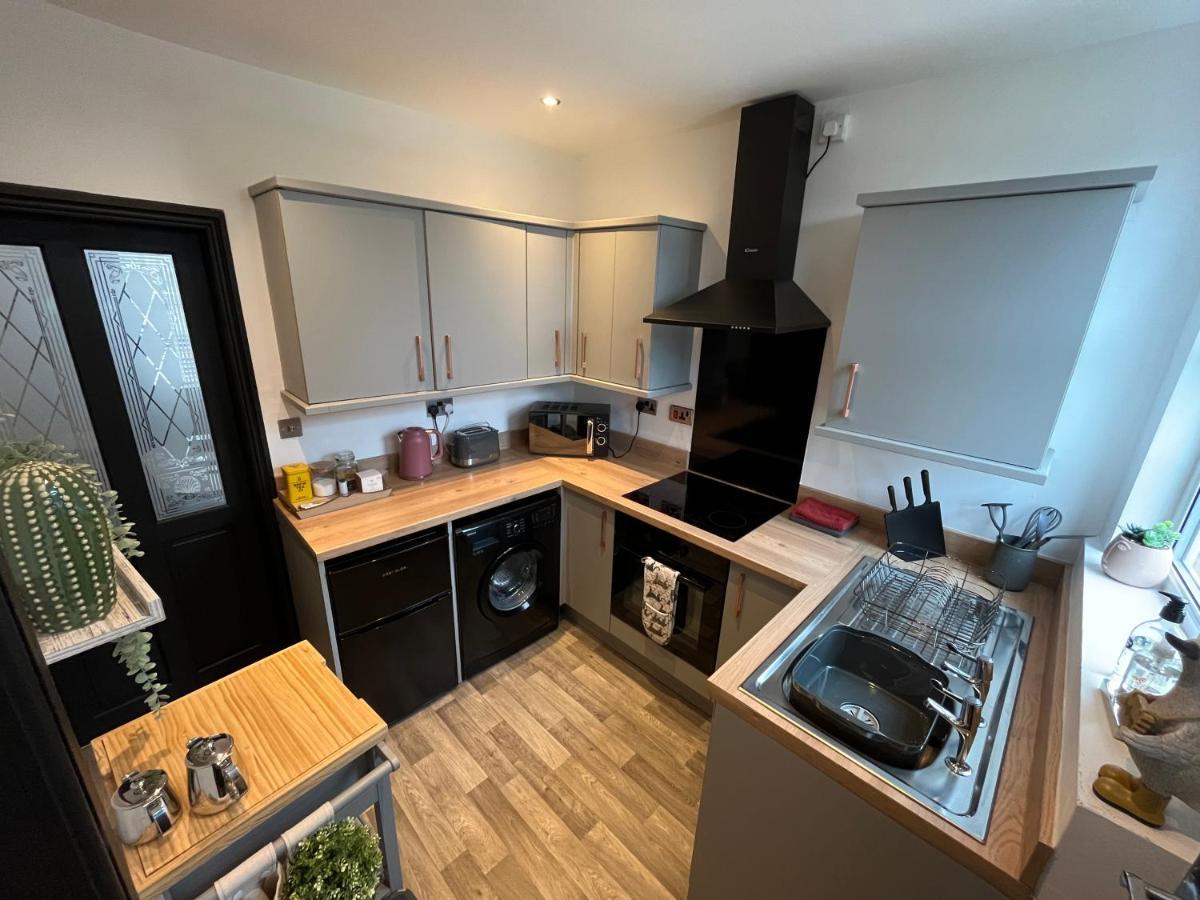 Contemporary & Chic Inner Terrace 5 Mins From Town Centre * Barnsley