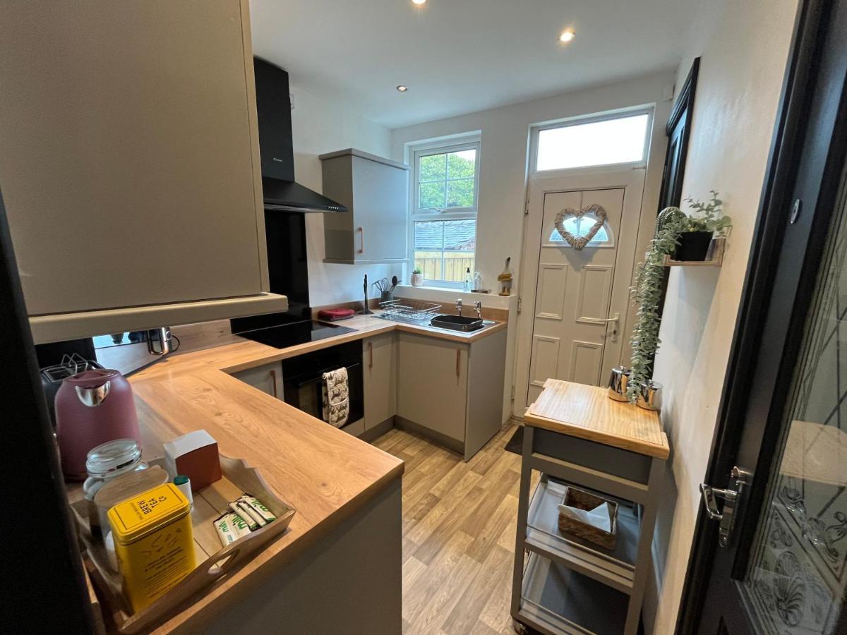 Contemporary & Chic Inner Terrace 5 Mins From Town Centre Holiday home Barnsley