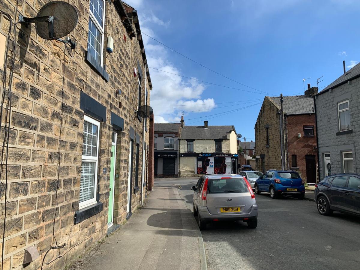 Contemporary & Chic Inner Terrace 5 Mins From Town Centre Barnsley